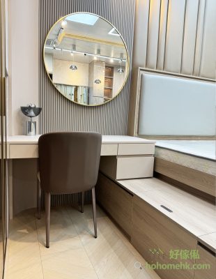 The wood stripe background wall with round mirror, the design sense is bursting.