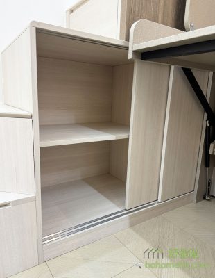 The door will not affect the opening and closing of the piano bed, and the things in the cabinet can be readily taken, which is very convenient to maintain the cleanliness of the book table.