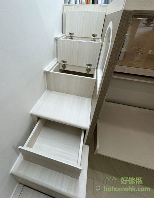 The storage space of the stair cabinet can be made into a cabinet bucket and an open type, which can be flexibly designed to match the use habits of the guests, which is the advantage of customized furniture.