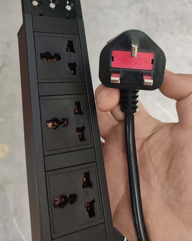 Isaac實木餐邊櫃一體伸縮餐枱已升級，櫃身有三個三腳插座給用戶使用，方便打邊爐或使用其他小家電 (需連接牆身插頭配合使用)。