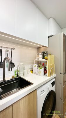 In addition, the refrigerator will also be placed in the kitchen near the door, talking about the storage of the first kitchen cabinet requirements, of course, even the top of the refrigerator must be done to increase storage.