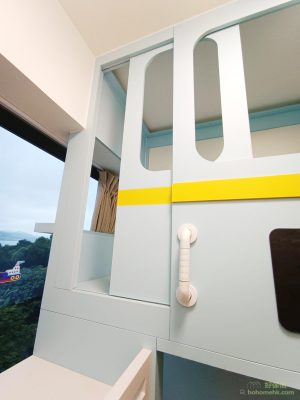 The addition of handrails can instantly enhance the fun of the bus bed and make it safer and easier for children to get on and off.