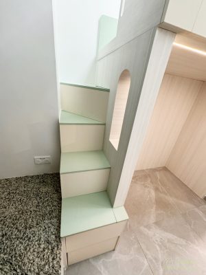 Because you want to reduce the impact of the stair cabinet on the use of the window sill, the bottom rung is hidden, and it is pulled out in the stair cabinet when it is needed.