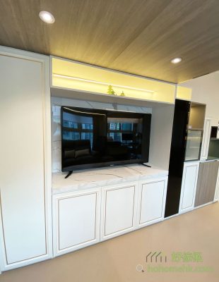 The TV cabinet adopts European design, the cabinet door has a three-dimensional effect of flower line, pure white main color with gold decorative line, elegant and noble.