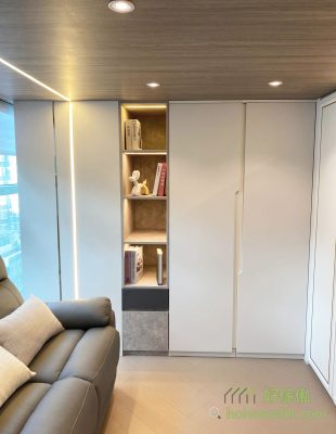 The middle of the wardrobe can also leave a row of open storage, with each floor has LED lighting, while decorating the living room space.