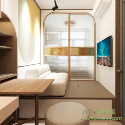 公屋客廳含電視牆全景3D設計效果圖，右側木框拱頂紋理玻璃趟門配金色橫條，地台梳化連木紋茶几餐枱，壁掛電視，左側弧形書架及橢圓燈背景牆，圓形茶几椅，天花軌道射燈，奶白暖棕色系