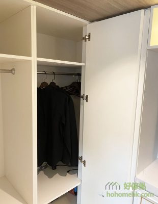 The wardrobe can be entered into the corner position, you can hang the clothes of the new season inside, and commonly used clothes outside.