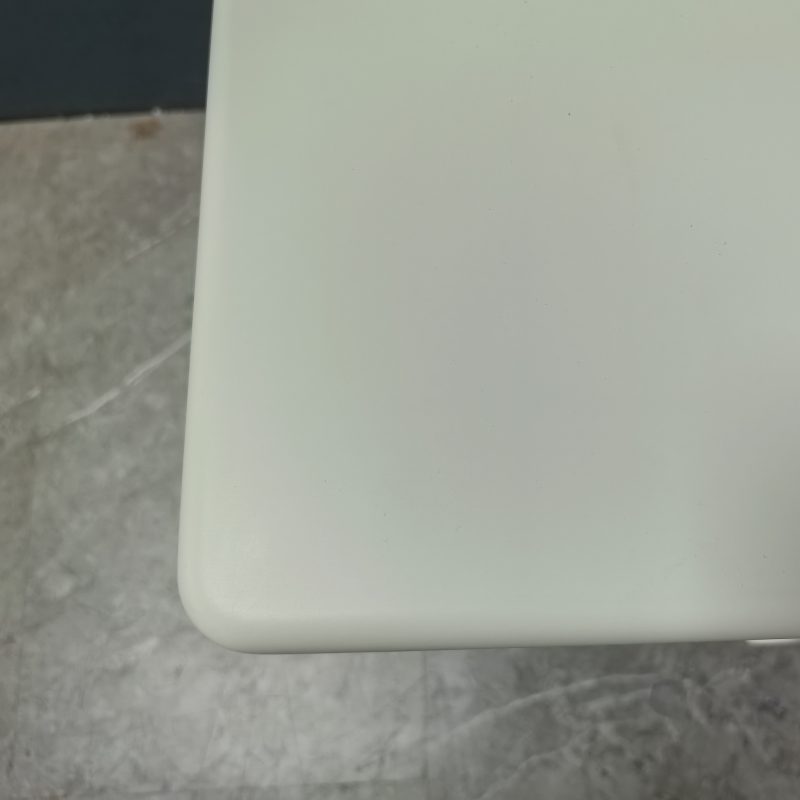 Carey床頭櫃檯面桌角特寫實拍，可見奶油白色噴漆表面平滑均勻，桌邊採用大弧度圓角修飾一路收落側板，背景為灰色石紋地面，近距離睇到漆面反光同微微磨砂手感。