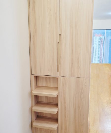 工人房通常面積較小,因此選用多功能工人床是必須的。床下儲物空間可以存放工人姐姐的個人物品,保持房間整潔之餘,還充分利用有限的空間。爬梯式設計更為實用,不僅方便上下床,還能用作額外的儲物層架。