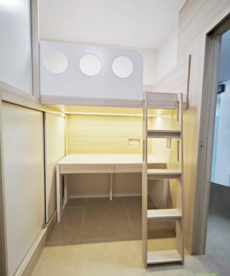 上層設計為睡床區,讓住戶享有大床的舒適,同時下層設置書枱和收納櫃,完美實現「一物多用」,特別適合學生或工作人士。