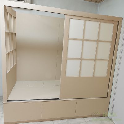 為了避免開門時門板撞到外面的家人，我們設計了趟門，既節省空間，亦方便日常使用，尤其適合客廳與工人房之間的狹窄空間。