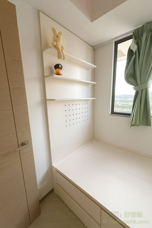 床尾板的設計非常巧妙，直接加入了「built-in」式洞洞板，與全房的整體顏色和風格完美融合，提供靈活的收納功能。相比購買現成的洞洞板，這種一體化設計更具美觀性，亦能充分利用床尾的垂直空間。