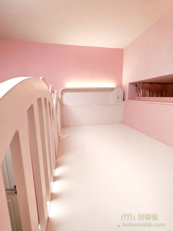 上床在床頭設置了一個薄櫃，方便小朋友擺放日用品和心愛的小裝飾品，例如可愛的公仔或相框。櫃內還特別加配了一個插蘇，方便為手機或其他電子產品充電。這種設計結合了美觀與實用性，迎合現代家庭的需求。