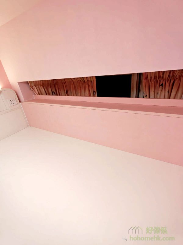 上床的側板特別利用了窗台的空間，向外設計了一個小平台。這個平台不單可以用來擺放小公仔或書本，還為小朋友提供了一個專屬的小小展示空間，讓他們可以自由地佈置和展示自己的收藏品。