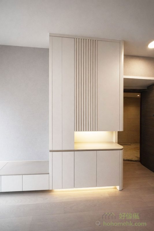 而訂造傢俬邊邊角角的位置加上小圓角和大圓邊，除了有安全的考量外，亦可以在視覺中柔和大型傢俬的線條。