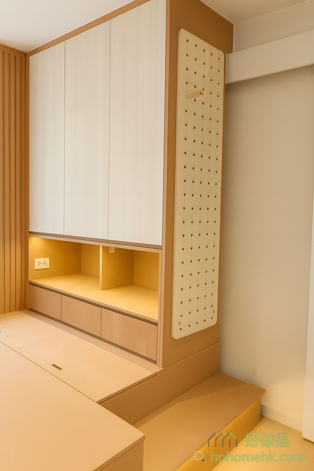 衣櫃與洞洞板結合：衣櫃旁邊設有洞洞板，可靈活調整收納工具，方便擺放掛鉤或小物件，為日常生活提供便利。日式家居的溫暖感：配合暖光的LED滲光效果，加上暖色的木紋，完美襯托出日式溫度。