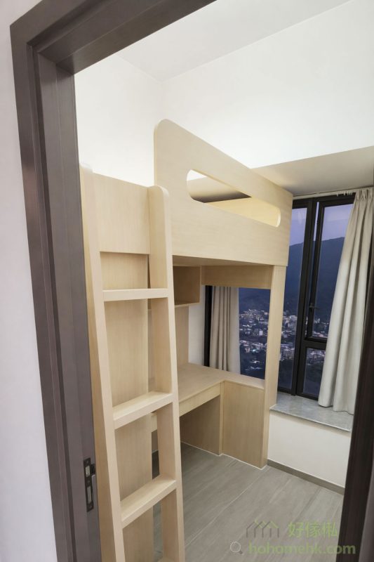 其中一間採用高架床結合書桌與儲物櫃，充分利用垂直空間，適合有學生的家庭。