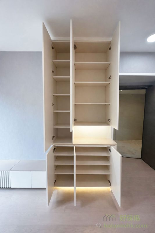 整體色調以淺米色和白色為主，搭配淺木色地板，營造出明亮而寧靜的室內氛圍。柔和的色彩不僅提升了空間的舒適感，亦容易與不同風格的家居擺設搭配，具備高度的靈活性，讓客戶能輕鬆打造理想的生活空間。