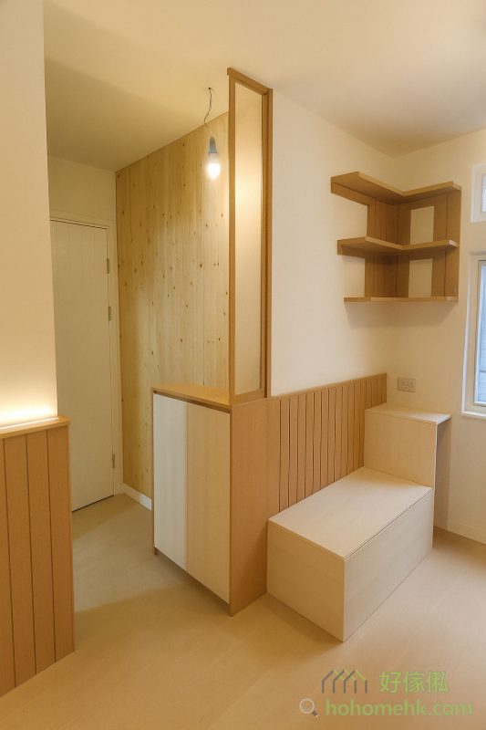 玄關是回家的第一印象，設計以暖色木材為主，讓人一進門便感受溫馨的氣氛。玄關櫃提供鞋櫃及收納功能，整潔之餘，亦方便日常出入。日式的簡約線條，配合柔和燈光，更顯優雅。