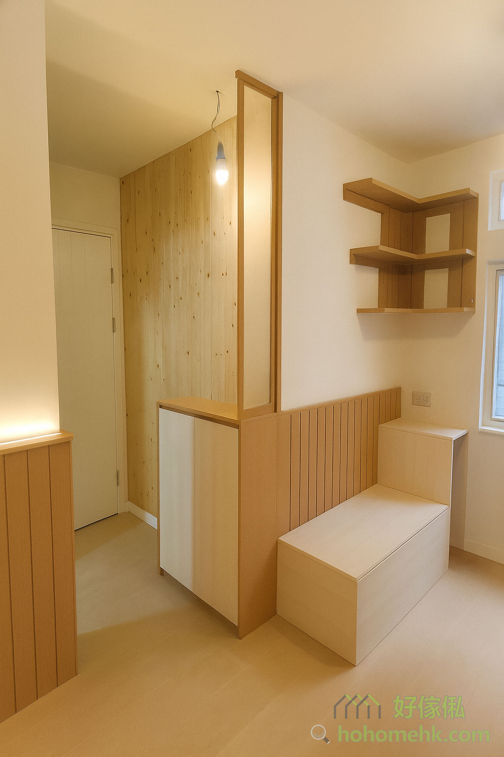 玄關是回家的第一印象，設計以暖色木材為主，讓人一進門便感受溫馨的氣氛。玄關櫃提供鞋櫃及收納功能，整潔之餘，亦方便日常出入。日式的簡約線條，配合柔和燈光，更顯優雅。