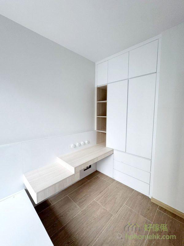 睡房內的懸浮式梳妝枱設計，讓地面保持通透，避免壓迫感。同時，梳妝枱下方空間可輕鬆收納梳妝凳，保持整潔有序。這種設計不但美觀，更方便日常使用，滿足現代細單位的需求。