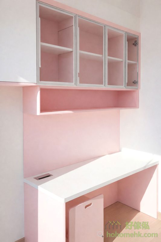 近年生態板技術進步，不再需要做焗漆也能展現柔和的粉紅色，而且可以免除了油漆的刺激性氣味，對家人健康更友善，安裝好傢俬即時入住都沒有問題。生態板的細緻表面，讓整體設計呈現淡雅的粉紅效果，輕鬆營造夢幻氛圍。