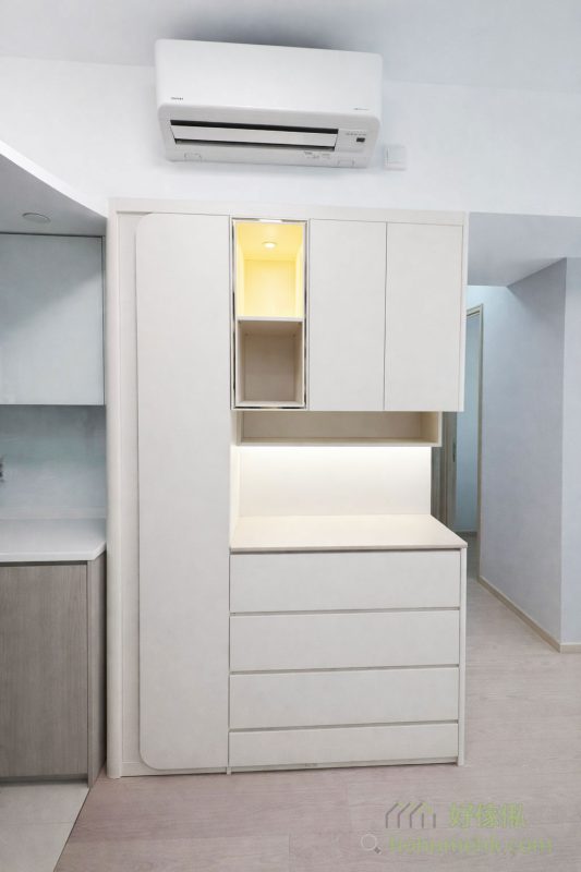 整體色調以淺米色和白色為主，搭配淺木色地板，營造出明亮而寧靜的室內氛圍。柔和的色彩不僅提升了空間的舒適感，亦容易與不同風格的家居擺設搭配，具備高度的靈活性，讓客戶能輕鬆打造理想的生活空間。