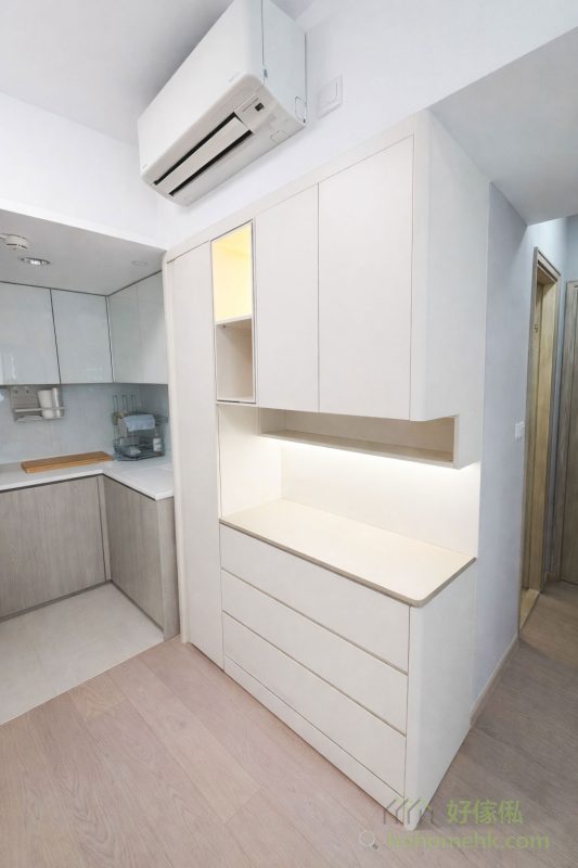 而訂造傢俬邊邊角角的位置加上小圓角和大圓邊，除了有安全的考量外，亦可以在視覺中柔和大型傢俬的線條。