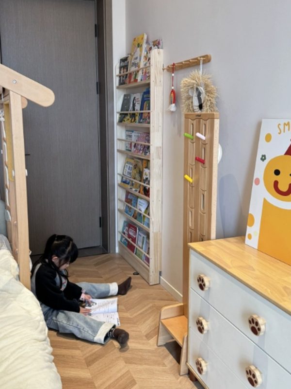 背板採用 洞洞板設計，可以加掛勾、層板、收納配件（需另購），自己按需要調整，用嚟掛耳機、裝飾、細物件都好方便，實用又有玩味。