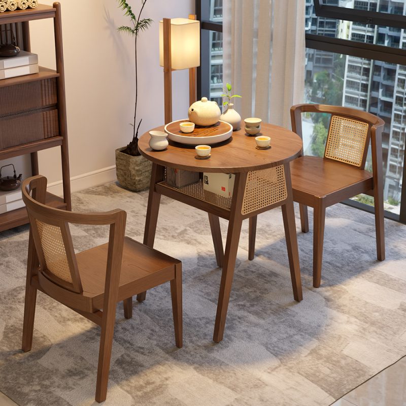 成套放埋只用約 3.3 平方尺，用完食飯可以將兩張椅推返入枱底，即刻騰返大半個空間，細屋都可以食得舒服又企理。