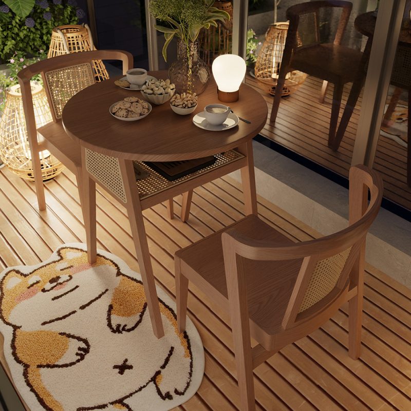 圓枱設計夠親切，兩個人食飯、飲茶、睇風景都啱晒，放喺窗邊即刻變成生活感滿滿嘅小角落。