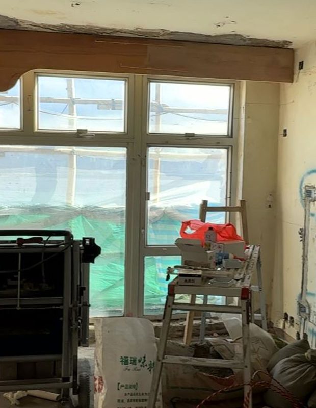 Before，客廳舊窗分的格數比較多，影響觀景的效果，訂造新鋁窗時，客戶就選擇將幾隻細頂窗改成一整隻長頂窗，鋁窗的間隔都可以更改的，從客廳望出去的視野就更加寬敞。