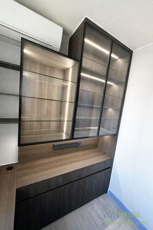 書房中特別訂造了一整排玻璃飾櫃，內置LED燈帶，讓模型公仔得以精美展示，為房間增添個性化的藝術氣息。同時，這些飾櫃亦兼備收納功能，讓書房保持整潔有序，是展示與實用兼備的設計典範。而玻璃飾櫃比層板或開放格更防塵，減少家務量，做到去家務化。