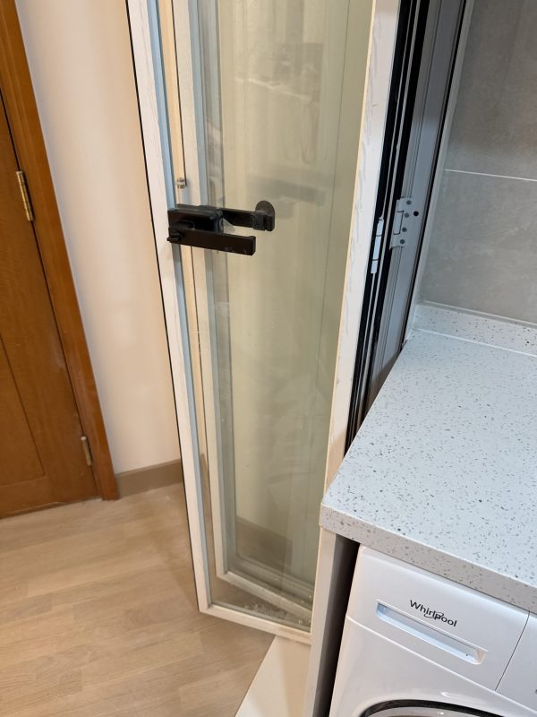 廚房門訂造了3摺門，清玻配白框，與淺色廚櫃非常match！摺門可以預留較大的出入通道，日後要更換洗衣機及雪櫃都比較方便。