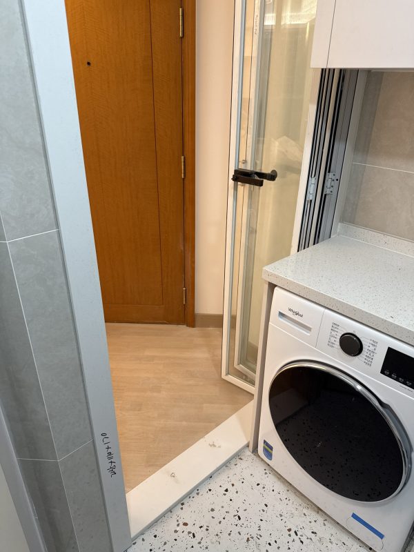 廚房門訂造了3摺門，清玻配白框，與淺色廚櫃非常match！摺門可以預留較大的出入通道，日後要更換洗衣機及雪櫃都比較方便。