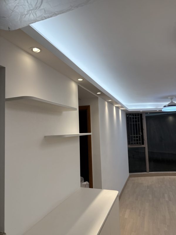 客廳燈槽工程及天花燈安裝完成，客廳即刻變Grand！客廳木板燈槽，批灰油油後與牆身及天花融合，可以做「見光不見燈」的滲光效果，亦可以加射燈，加強部份空間的Spotlight效果，尤其適合用於電視背景牆和飾品展示區。