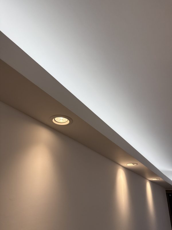 客廳燈槽工程及天花燈安裝完成，客廳即刻變Grand！客廳木板燈槽，批灰油油後與牆身及天花融合，可以做「見光不見燈」的滲光效果，亦可以加射燈，加強部份空間的Spotlight效果，尤其適合用於電視背景牆和飾品展示區。