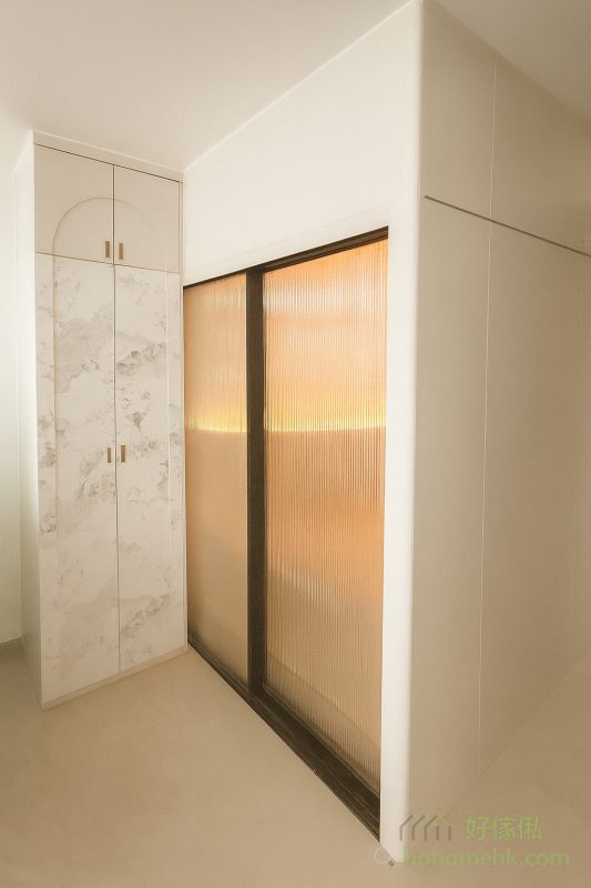 相比傳統磚牆的直角設計，傢俬間房可以實現圓角效果，不僅更具設計感，還能有效減少磕碰風險，特別適合有小朋友的家庭。這樣的設計不但實用，亦增添了空間的柔和感。