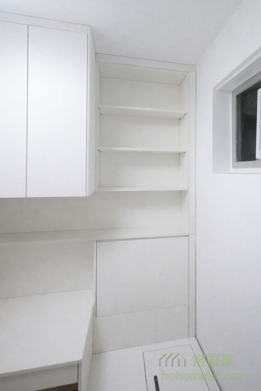 全白色的傢俬不只百搭，還能突出房間內其他色彩鮮艷的元素，如小朋友的書本、玩具和公仔。這種設計不只保持空間的整潔感，更能讓五顏六色的物品成為房間的亮點，無需大規模翻新就能輕鬆打造溫馨的成長空間。