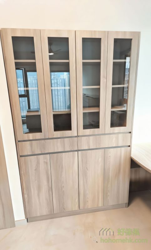 玻璃飾櫃的木框玻璃門搭配斜抽拉手設計，門縫更細密，有效減少灰塵進入櫃內的機會，保持收藏品乾淨無塵。斜抽拉手不僅符合人體工學，還能避免使用過程中的手指印問題，保持櫃門的整潔美觀。