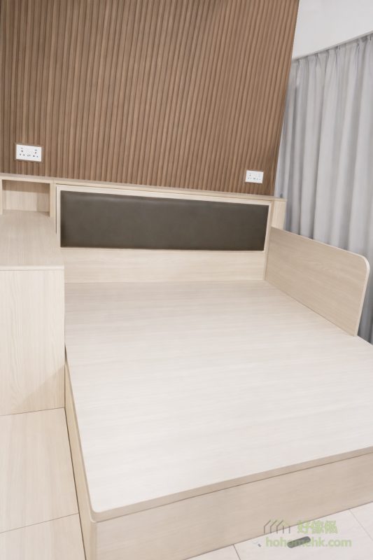 針對睡房牆壁隔音效果不佳的問題，訂造背景牆時加入了隔音棉，有效阻隔外界噪音。這項設計細節，讓睡房不僅美觀，還提升了實用性，為用戶提供更寧靜的休息空間，打造安靜舒適的睡眠環境，特別適合辛勤工作的兩小口子。