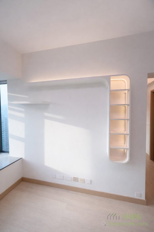 客廳兩組櫃都加入了大量LED暖光燈帶，為空間注入柔和的光線，特別是在晚上，滲光效果讓整體氛圍更顯溫馨。同時，燈帶的功能性也十分突出，為儲物櫃提供了良好的照明，方便日常使用。