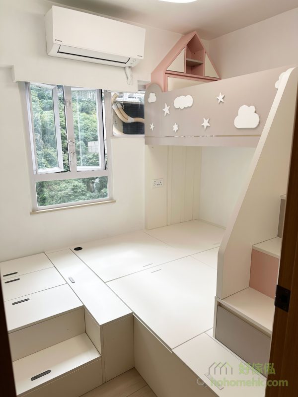 小朋友房的設計充分考慮到小空間的靈活性與功能性。全房地台提供了充足的儲物空間，而樓梯櫃則同時擔任下層床的床頭櫃功能，提升了整體的實用性。上層床的圍欄裝飾以星星和白雲為主題，既美觀好看，更可以增添童趣。