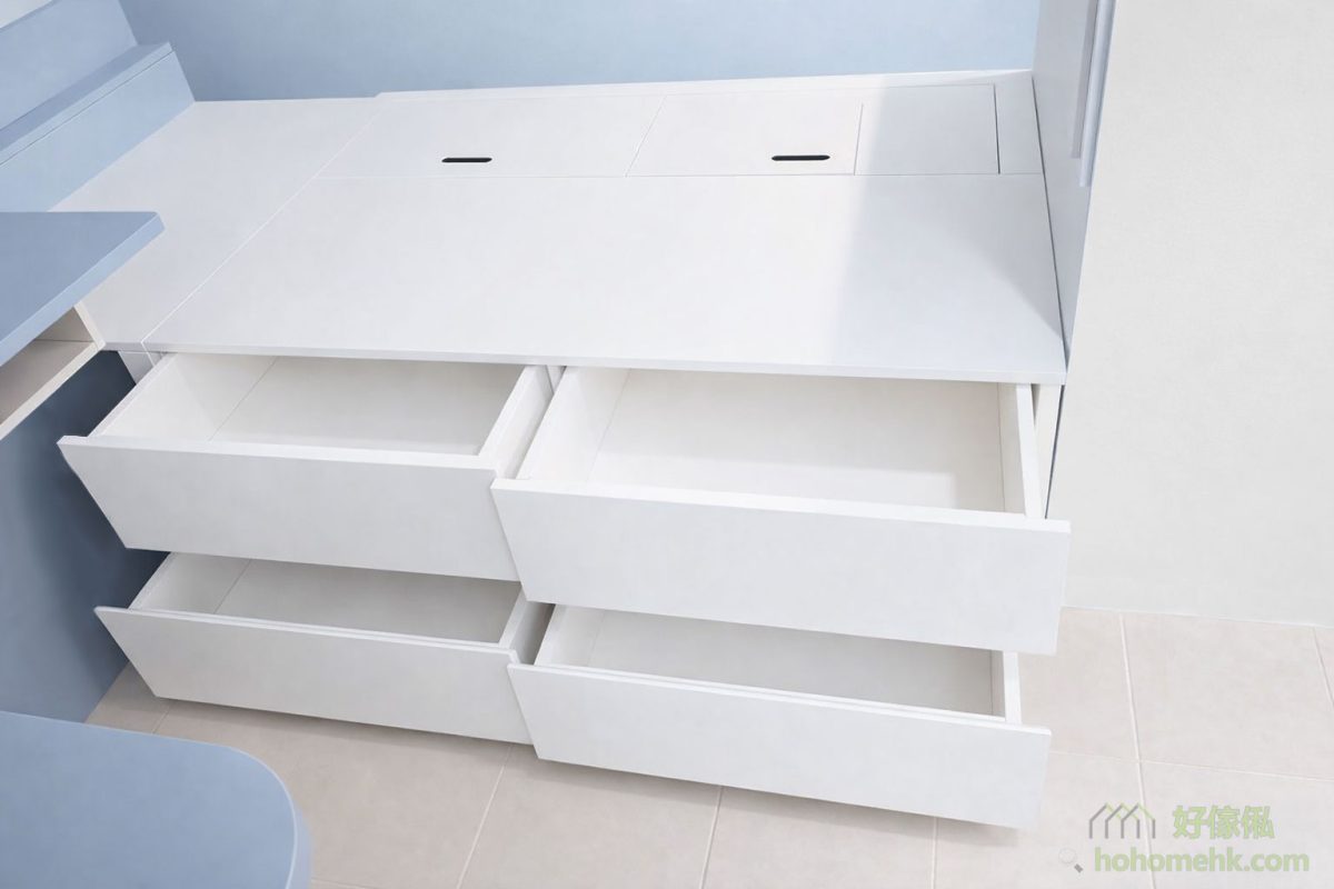 地台床的設計是小房間的空間魔術師，它提供了舒適的休息區域，床下還有雙層櫃桶，讓儲物變得更加方便。住戶可以將換季衣物、被褥及其他日常用品收納其中，充分解決了小空間的儲物難題，讓房間保持整潔。