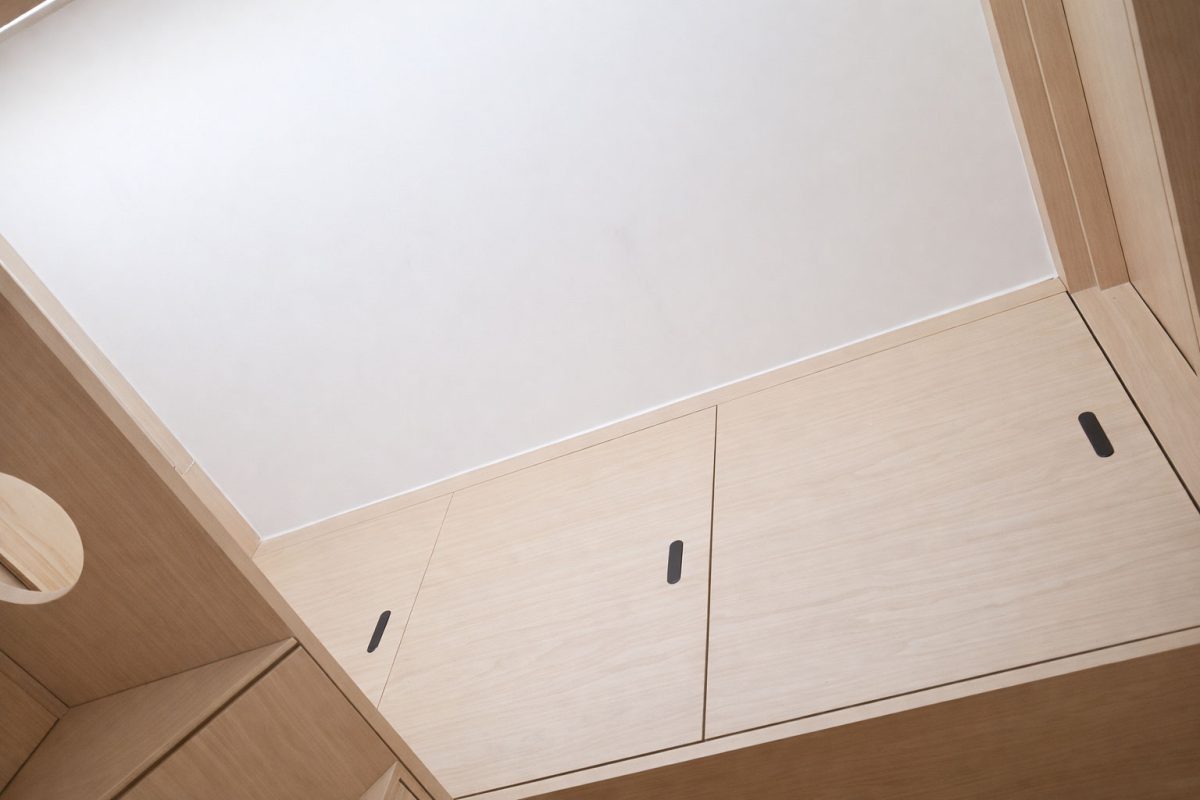 全屋包括樹屋床及衣櫃均採用同色設計，選用木管家ST1808淡雅胡桃色，讓空間擁有統一的視覺效果。木色溫潤自然，輕鬆營造出樹屋般的舒適感，無論是小孩還是大人，都能感受到家的溫暖。