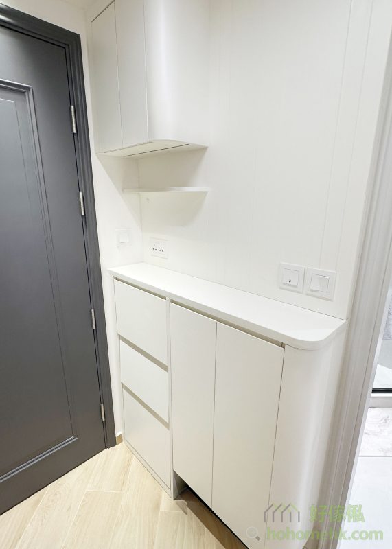 玄關的純白色圓邊鞋櫃設計，既增加了儲物功能，又避免了尖角帶來的不安全感，細節處處展現貼心設計。