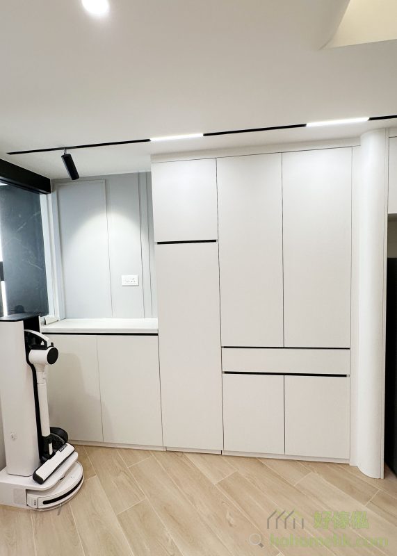 牆上一整排白色大櫃集餐邊櫃與儲物櫃於一身，簡約而實用，為小空間創造更多可能。