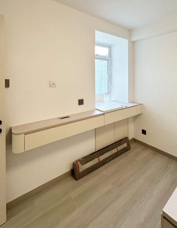 北角城市花園泥水工程 — 客廳及房間鋪木紋磚 (亂工鋪)大功告成！木紋磚防水防潮，容易打理及清潔，使用壽命都比木地板及石塑地板長。