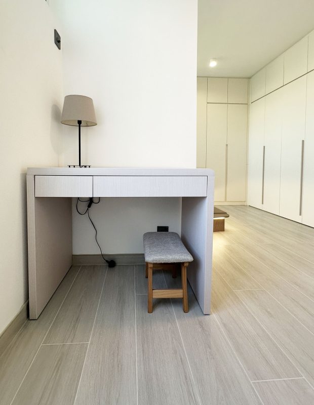 北角城市花園泥水工程 — 客廳及房間鋪木紋磚 (亂工鋪)大功告成！木紋磚防水防潮，容易打理及清潔，使用壽命都比木地板及石塑地板長。