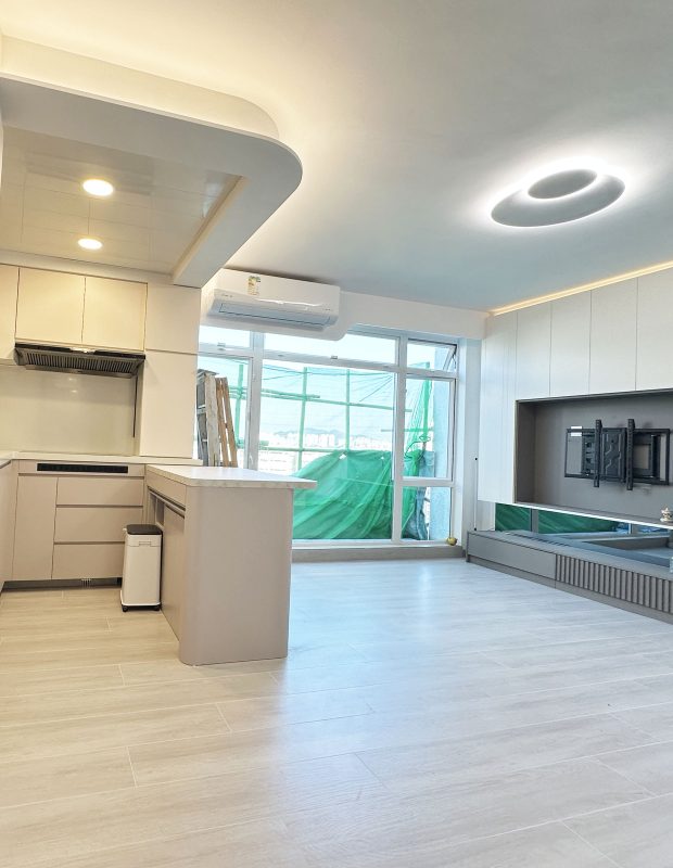 北角城市花園泥水工程 — 客廳及房間鋪木紋磚 (亂工鋪)大功告成！木紋磚防水防潮，容易打理及清潔，使用壽命都比木地板及石塑地板長。